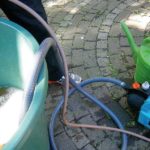 EM, Wasser, Regentonne und eine Gartenpumpe