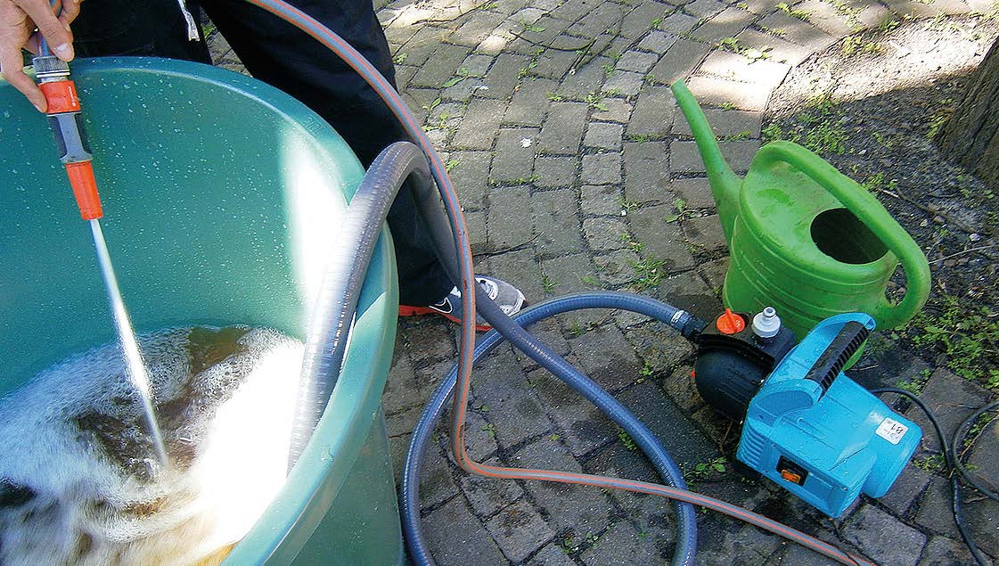 EM, Wasser, Regentonne und eine Gartenpumpe