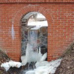 Die neu restaurierte Brücke im Winter (März).