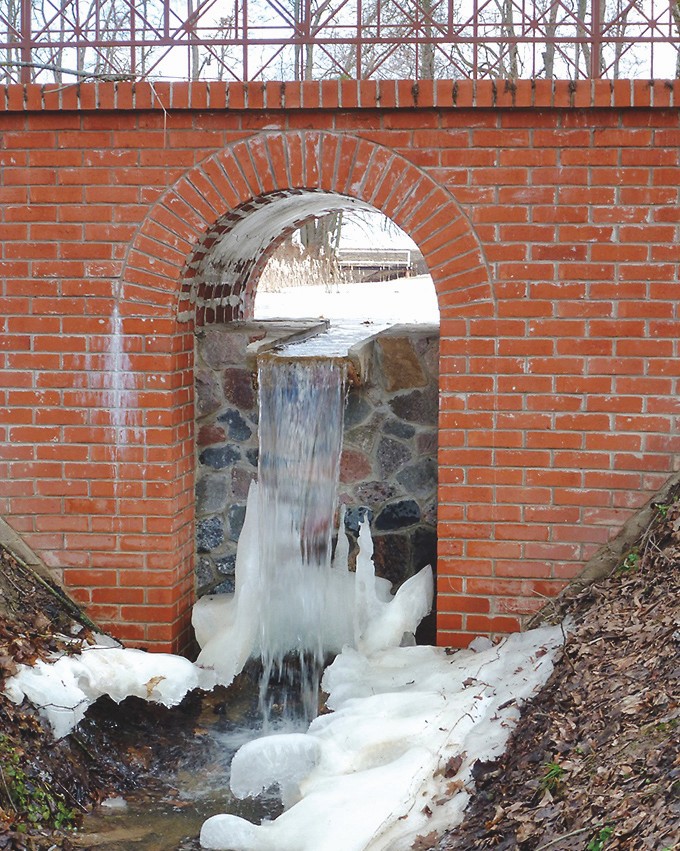 Die neu restaurierte Brücke im Winter (März).