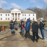 Das stark renovierungsbedürftige Herrenhaus mit der Besuchergruppe aus Deutschland (März 2012)