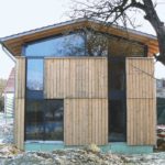 Mit vorwiegend Glas und Holz prägen natürliche Materialien diesen Neubau von Jürgen Feistauer.