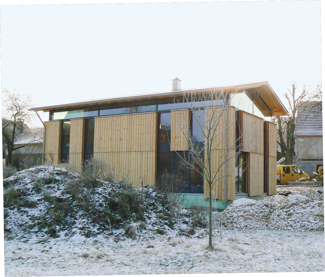 Mit vorwiegend Glas und Holz prägen natürliche Materialien diesen Neubau von Jürgen Feistauer.