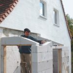 Auch das kann eine Hilfe gegen Klimaeinflüsse sein: der angebaute Windfang