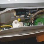 Blick in den Spülkasten, der mit 3,5 l Wasser auskommt.