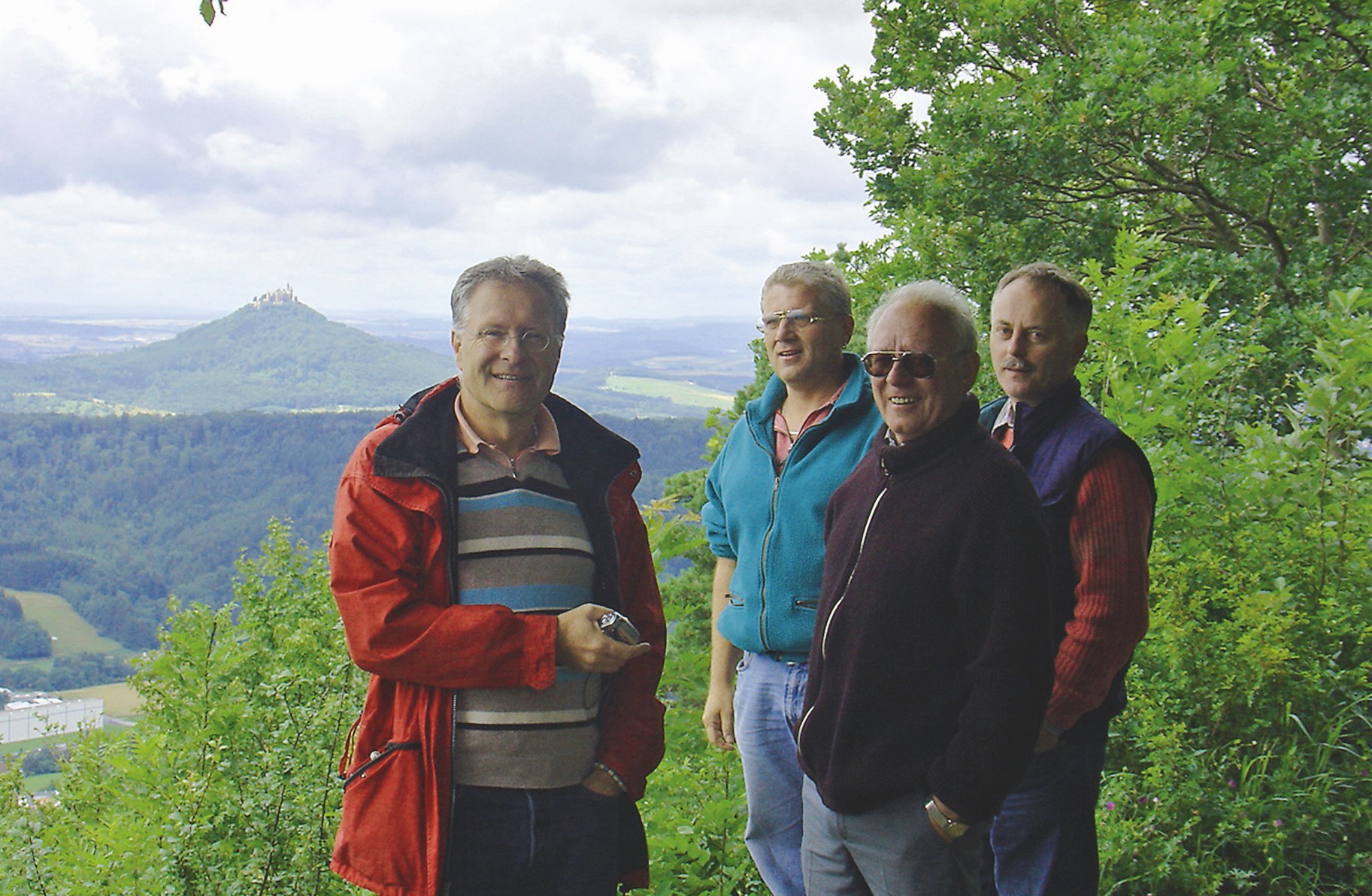 Pit Mau mit Vater Karl Pfister und Stefan Pfister sowie EM-Berater Thomas Jenter 2007. Im Hintergrund die Burg Hohenzollern, Stammsitz der Preußenkönige, der dem Zollernalbkeis seinen Namen gab.