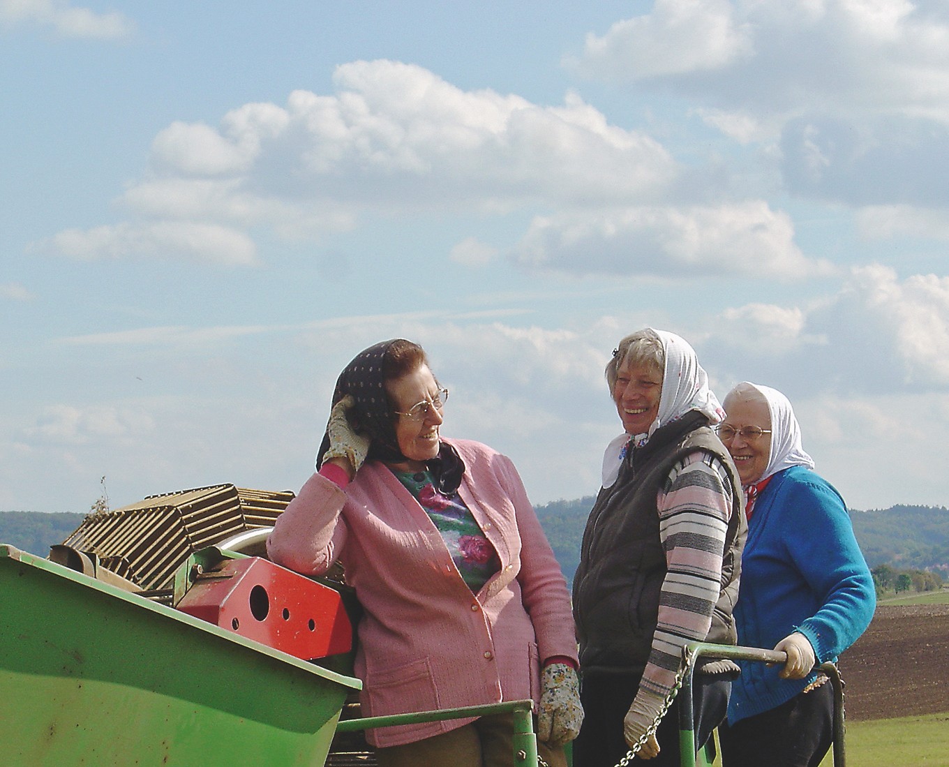Tragende Säulen bei der Kartoffelernte – von links: Katharina Pfister, Barbara Maichle, Seniorchefin Klara Pfister