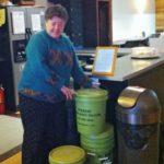 Vandra Thorburn wechselt in einem Manhattener Großraumbüro leere Eimer gegen volle aus.