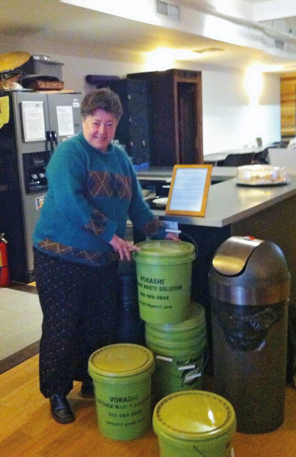 Vandra Thorburn wechselt in einem Manhattener Großraumbüro leere Eimer gegen volle aus.