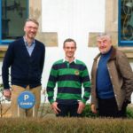 Fabian Denk, Gerben van Limpt, Franz Denk vor dem Firmensitz, der ehemaligen Schule des Ortes