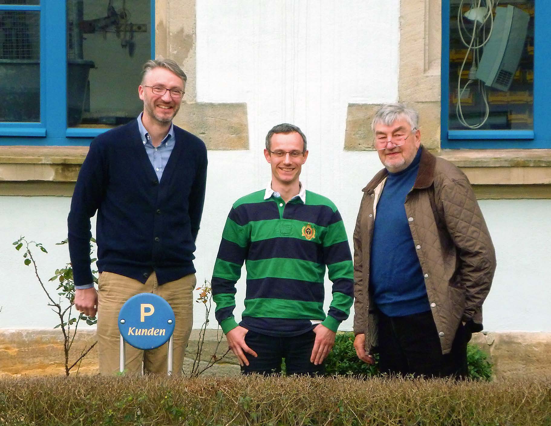 Fabian Denk, Gerben van Limpt, Franz Denk vor dem Firmensitz, der ehemaligen Schule des Ortes
