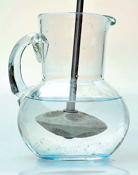 Der fertige Glaskrug mit dem Pulsator zur Aktivierung