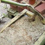 Nach einigen Tagen wird das Bokashi mit dem Sand vermischt.