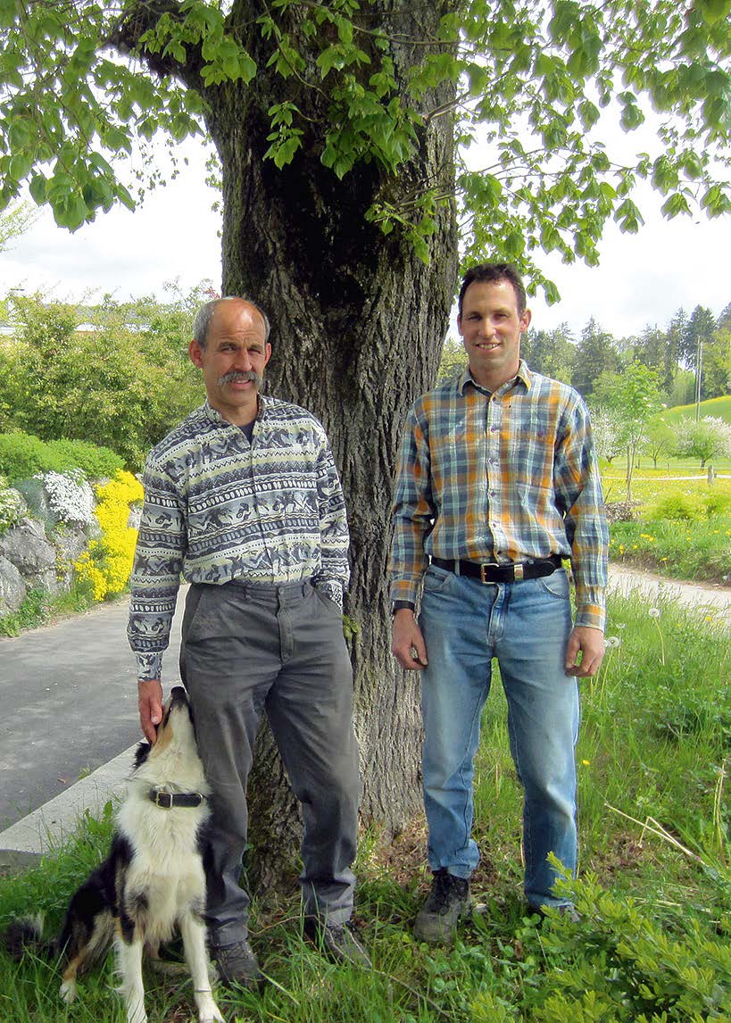 Links Andreas Frischknecht, der seit 2000 EM anwendet, rechts Adrian Menzi, der 2010 begonnen hat, EM einzusetzen. Beide nahmen an den 3-jährigen Feldversuchen teil.