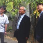 Prof. Higa und EMRO Präsident Asato besichtigen den Bambusgarten in der Öko-Stadt.