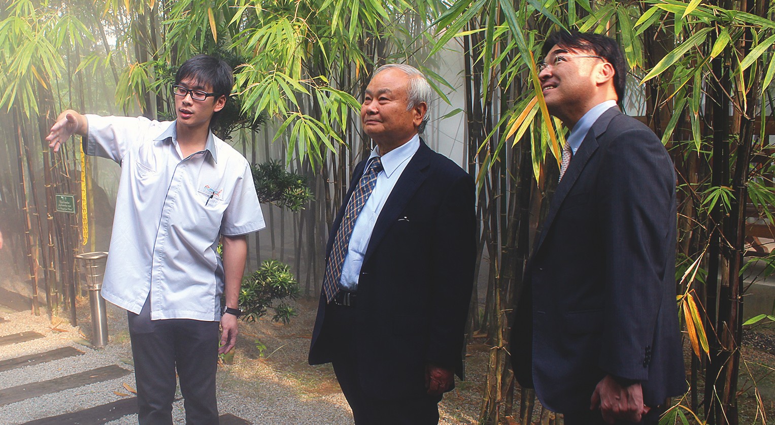 Prof. Higa und EMRO Präsident Asato besichtigen den Bambusgarten in der Öko-Stadt.