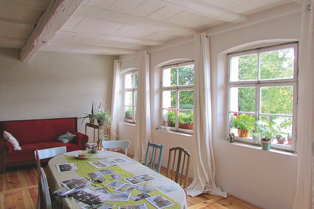 Das Wohnzimmer mit den aufgearbeiteten Holzfußboden, der alten Holzdecke und den aufgearbeiteten Fenstern (Foto: © Rolf Riedel)