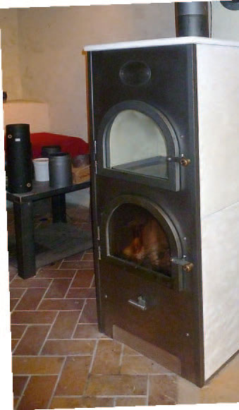 Den Römerofen, in demgeheizt und gekocht werden kann, gibt es auch kleiner, mit zwei Kammern.
