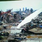 Am Tag nach dem Tsunami: Herr Suzuki zeigt ein Foto seines Grundstücks.