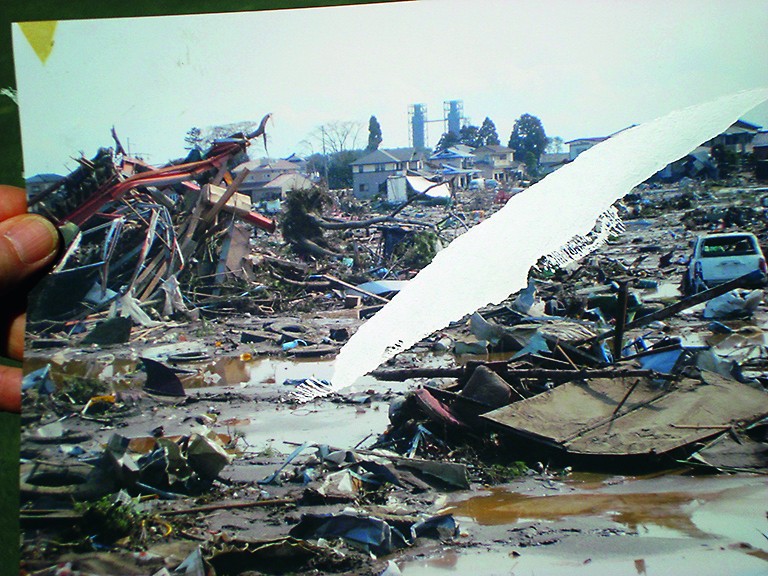 Am Tag nach dem Tsunami: Herr Suzuki zeigt ein Foto seines Grundstücks.