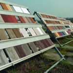 Hier wird die Qualität überprüft: Materialproben auf dem Dach der Firma