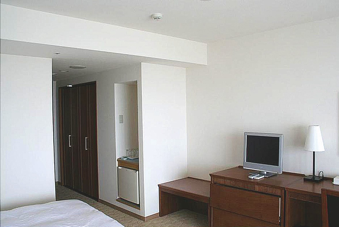 Eins der über 200 Zimmer vor und nach der Renovierung