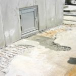 Rostige Armierungseisen werden freigelegt und mit EM behandelt.