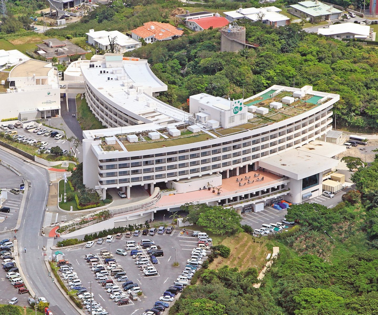 Ein elegant dem Hügel angepasstes Gebäude: Das Costa Vista Hotel