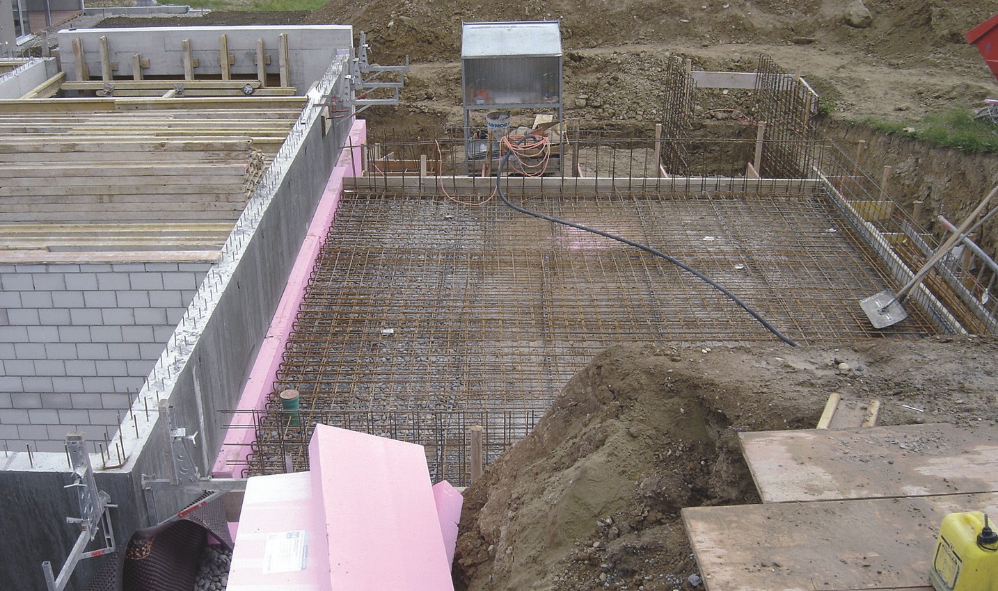 EM konnte nicht in den Beton integriert werden, deshalb wurde jedes fertige Betonteil mehrfach mit EMa eingesprüht.