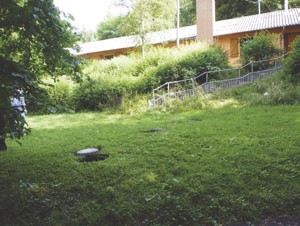 Unter der Wiese vor dem Gebäude befinden sich die Klärbecken.