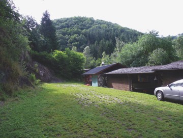 Unter der Wiese vor dem Gebäude befinden sich die Klärbecken.