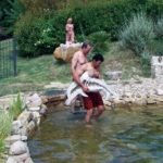 Antonio Dema trägt eine Figur ins Wasser