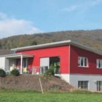 Einer der ersten Anstriche mit der neuen EM-Aussenfarbe