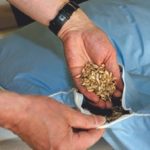 Gerhard Winter demonstriert die Wirkung seines Matratzensystems.