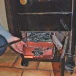 Zerstoßene Holzkohle aus dem Kaminofen