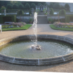 Der Brunnen riecht veralgt und faulig.