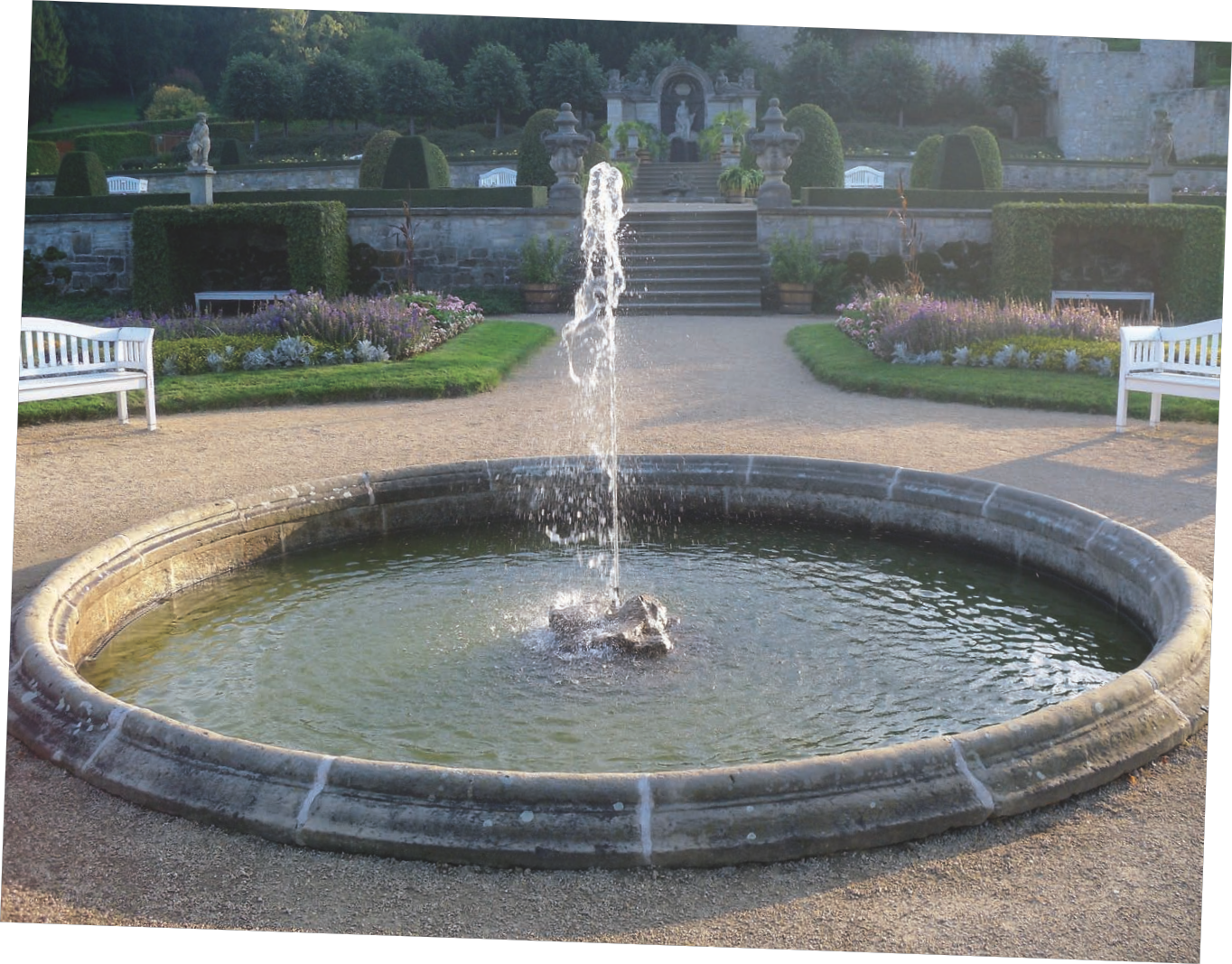 Der Brunnen riecht veralgt und faulig.