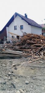 Sägewerk-Bretter stauten das Wasser