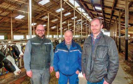 V.R.: T.Hellmann, Vater H.-H. Hanke und Sohn T. Hanke im Stall
