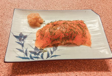 Vorspeise: gebeizter Lachs mit Zitronen-Sahne-Mus und Dill